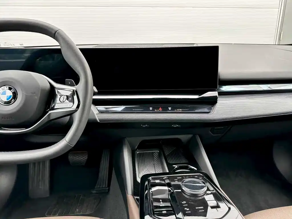 BMW 5 Series 2025 — фото 15