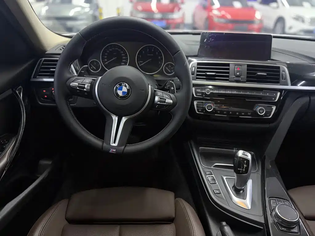 BMW 3 Series 2018 — фото 10