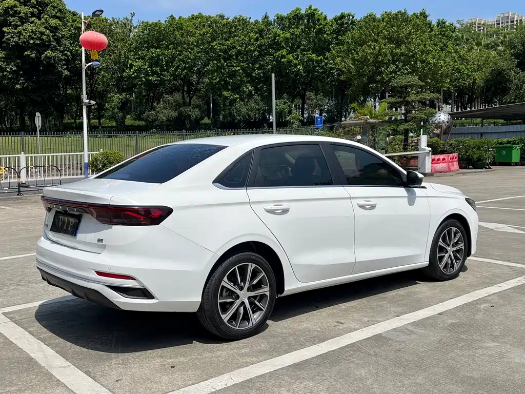 Geely Emgrand 2022