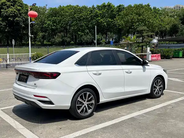 Geely Emgrand 2022