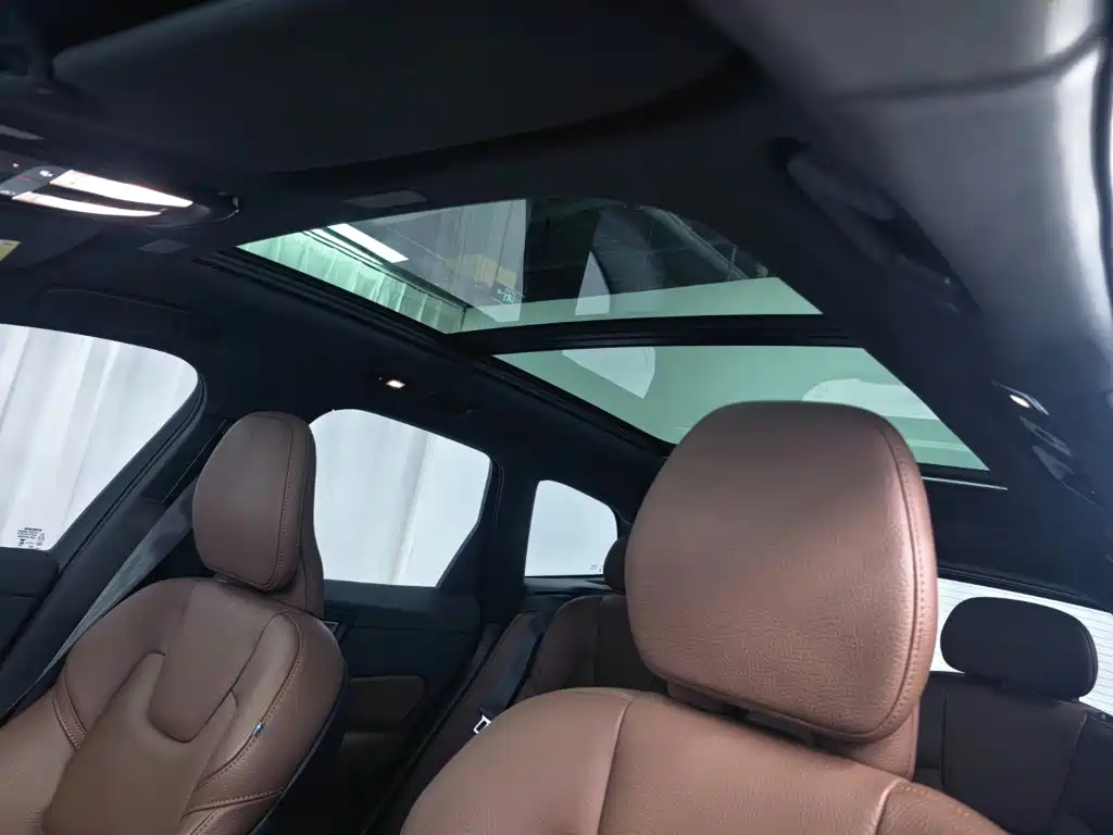 Volvo XC60 Plug-In Hybrid 2025 — фото 16