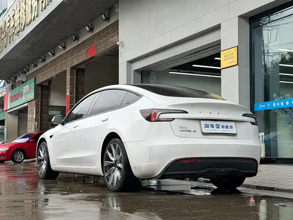 Tesla Model 3 2024