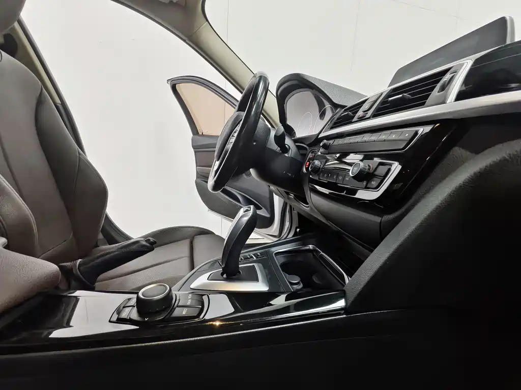 BMW 3 Series 2017 — фото 11
