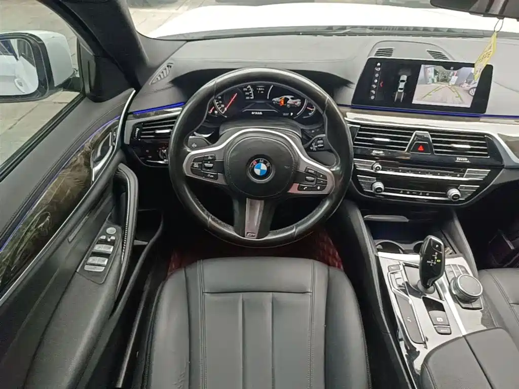 BMW 5 Series 2018 — фото 11