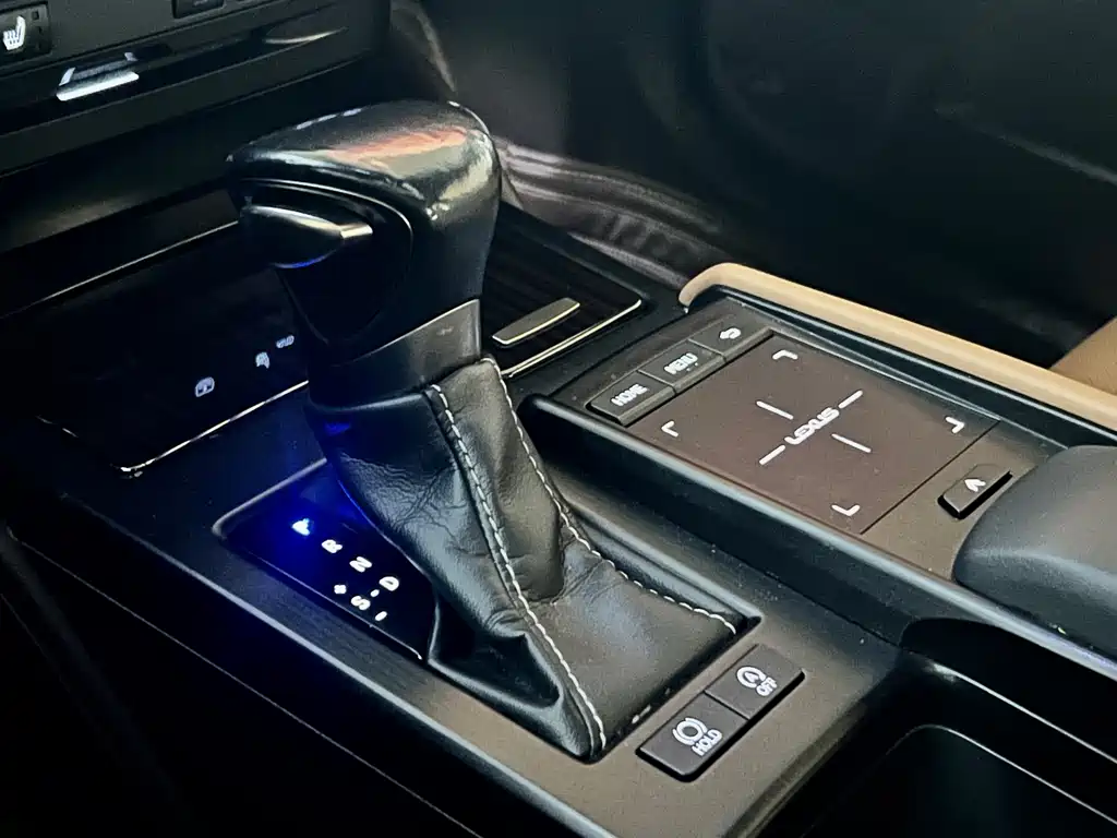 Lexus ES 2018 — фото 14