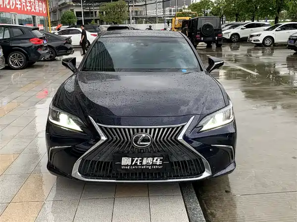 Lexus ES 2020