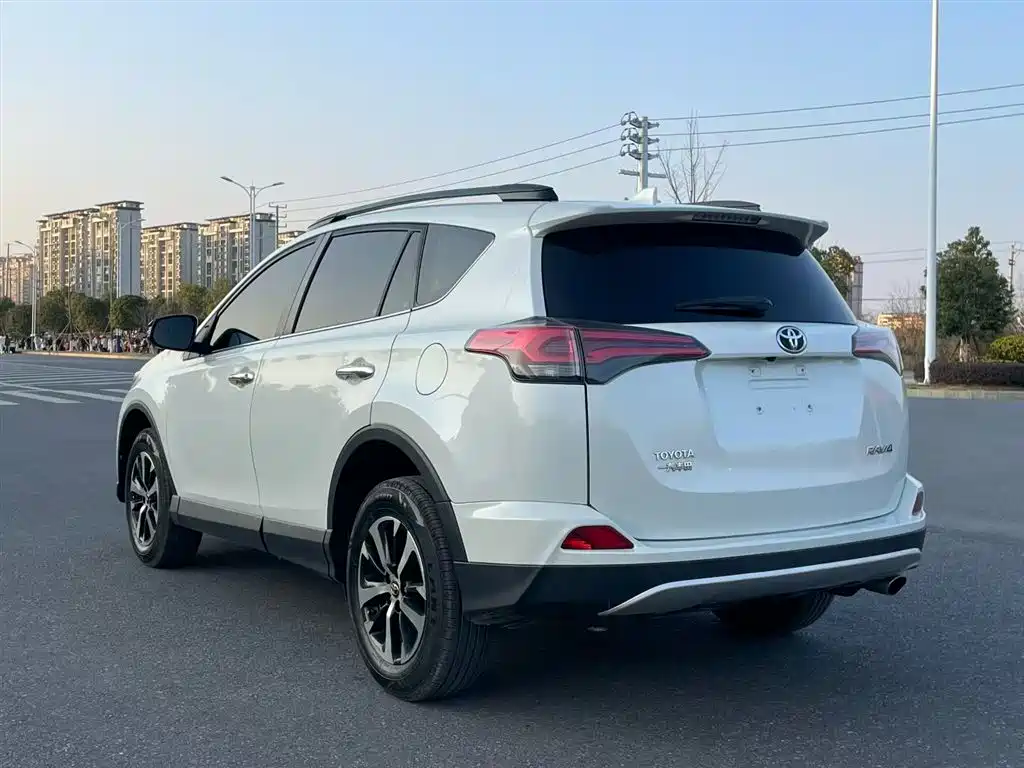 Toyota RAV4 2019 — фото 5