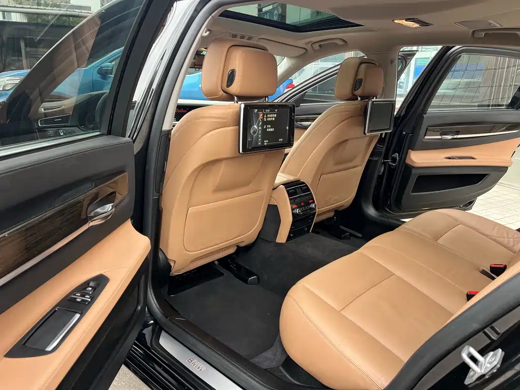 BMW 7 Series 2015 — фото 10