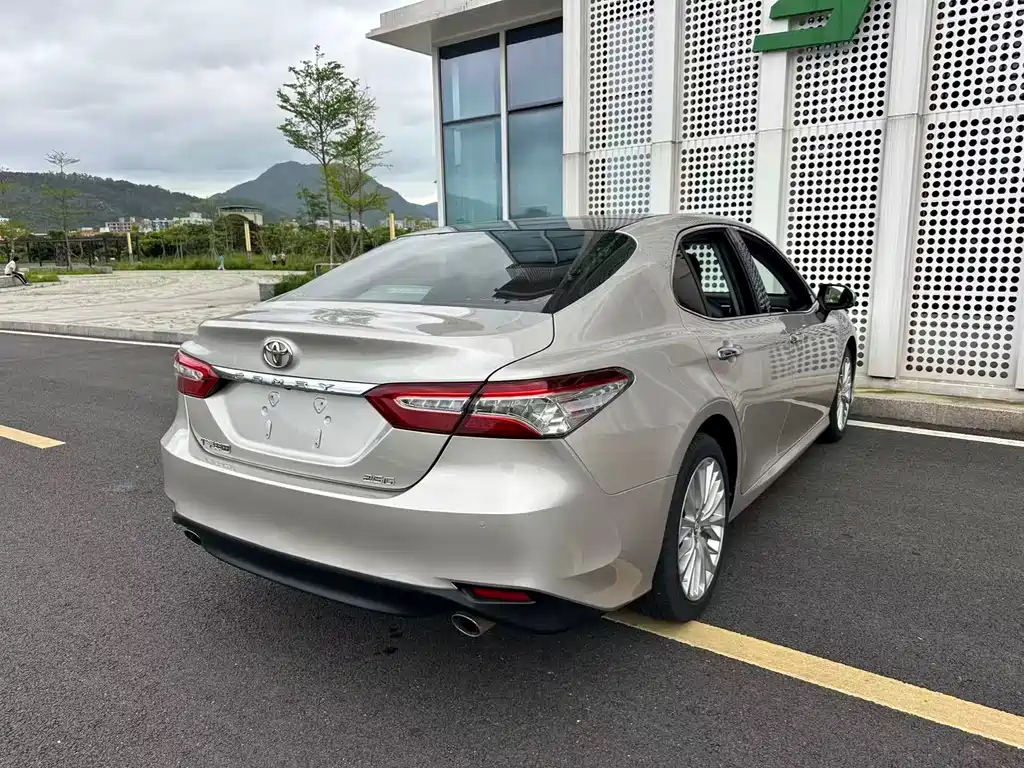 Toyota Camry 2019 — фото 28