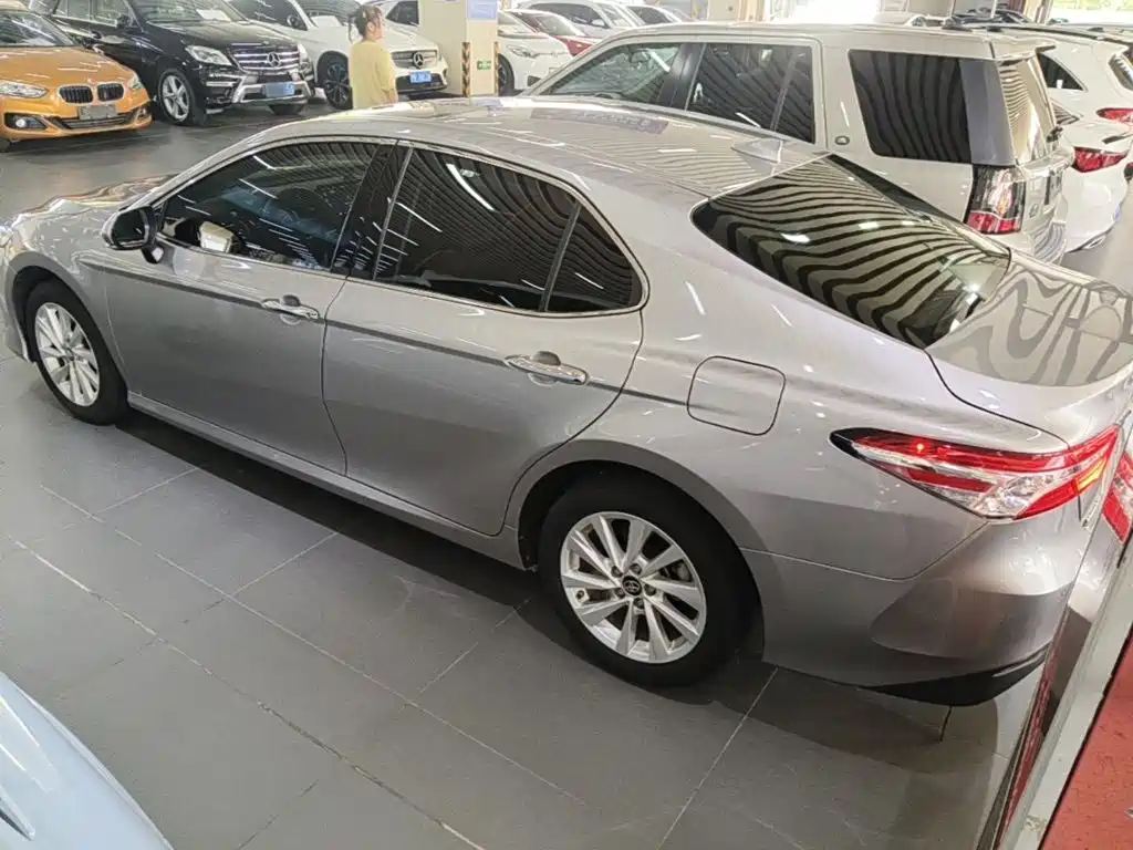 Toyota Camry 2023 — фото 5