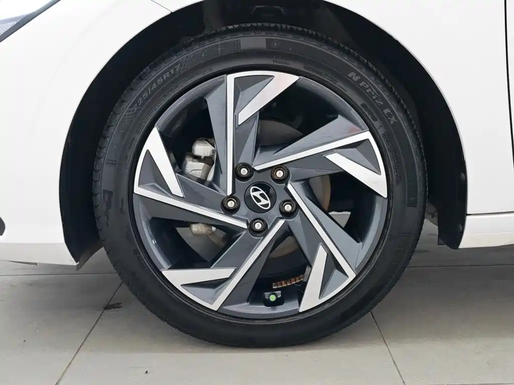 Hyundai Elantra 2023 — фото 17