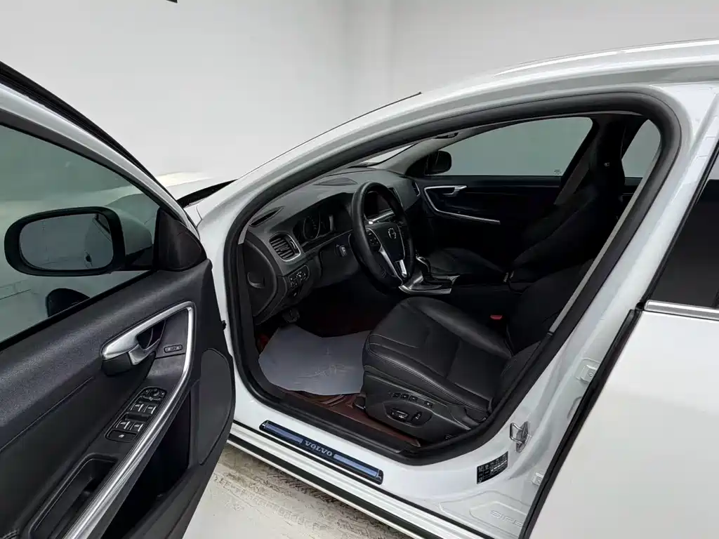 Volvo S60 2019 — фото 11