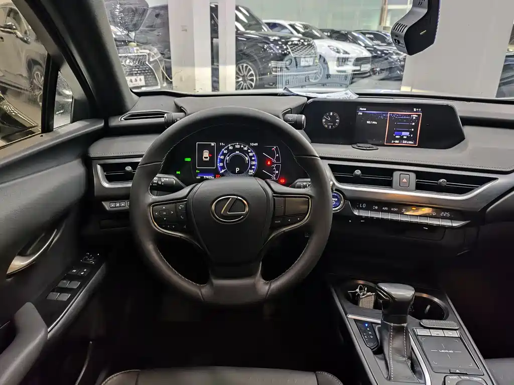 Lexus UX 2019 — фото 11