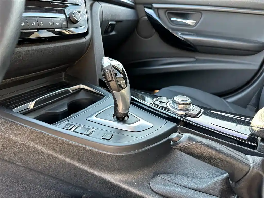 BMW 3 Series 2016 — фото 14