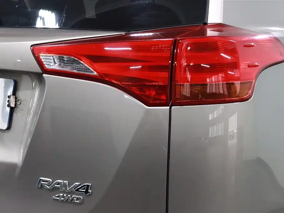 Toyota RAV4 2015 — фото 13