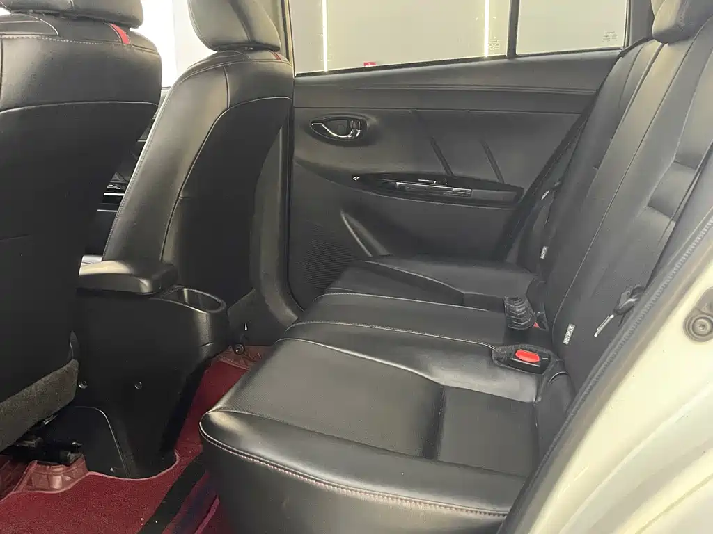 Toyota Yaris L 2022 — фото 10