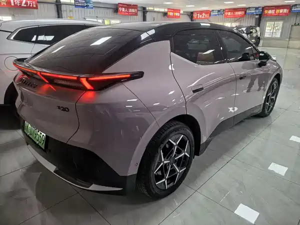 Lynk & Co Z20 2025