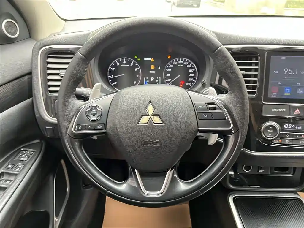 Mitsubishi Outlander 2018 — фото 11