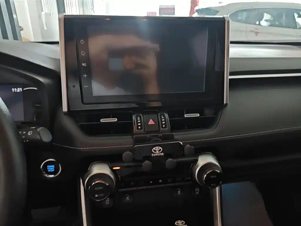 Toyota RAV4 2020 — фото 13