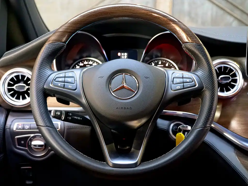 Mercedes-Benz V-Class 2022 — фото 12