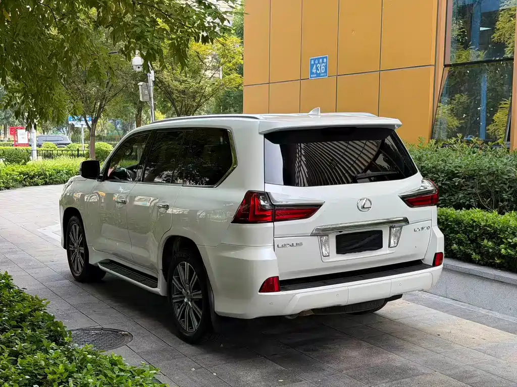 Lexus LX 2017 — фото 12