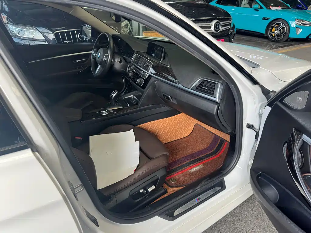 BMW 3 Series 2018 — фото 16