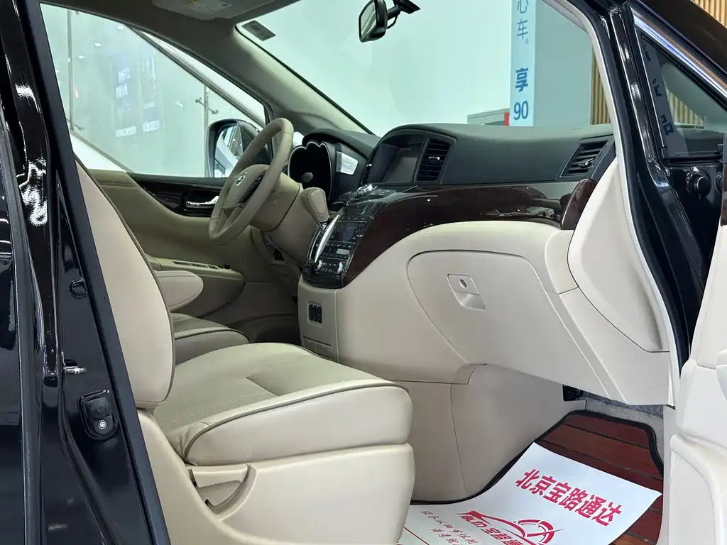 Nissan Quest 2017 — фото 13