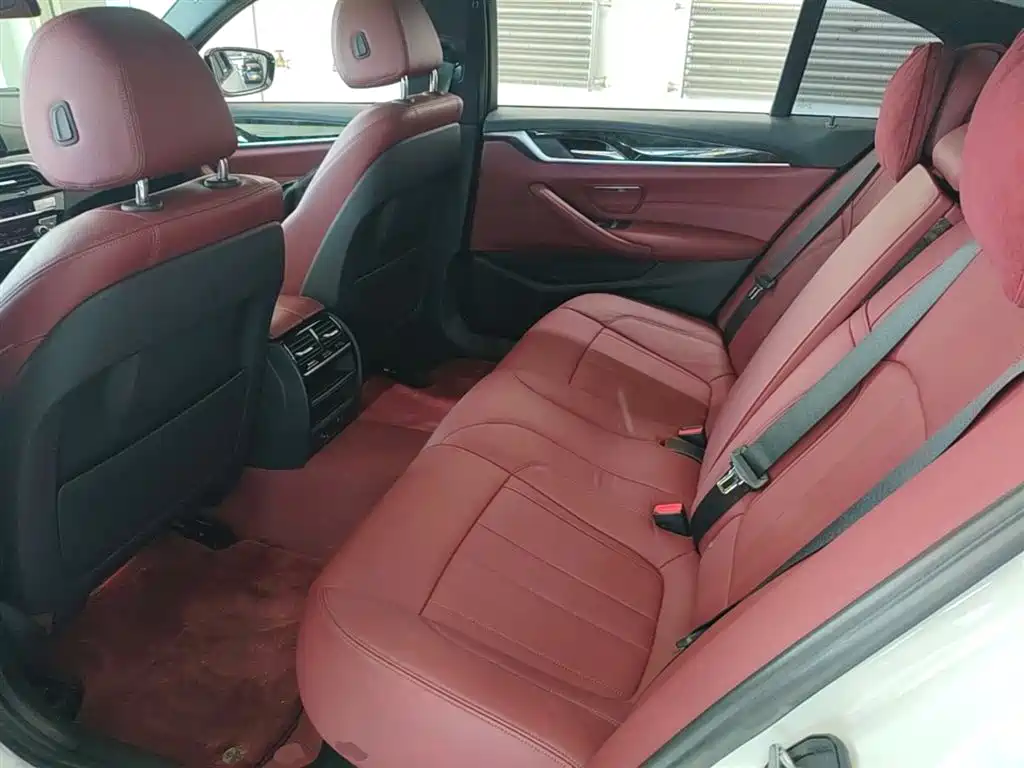 BMW 5 Series 2018 — фото 16
