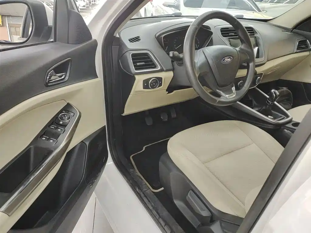 Ford Escort 2015 — фото 16