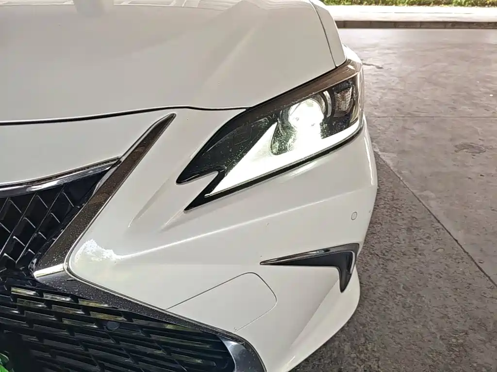 Lexus ES 2020 — фото 24