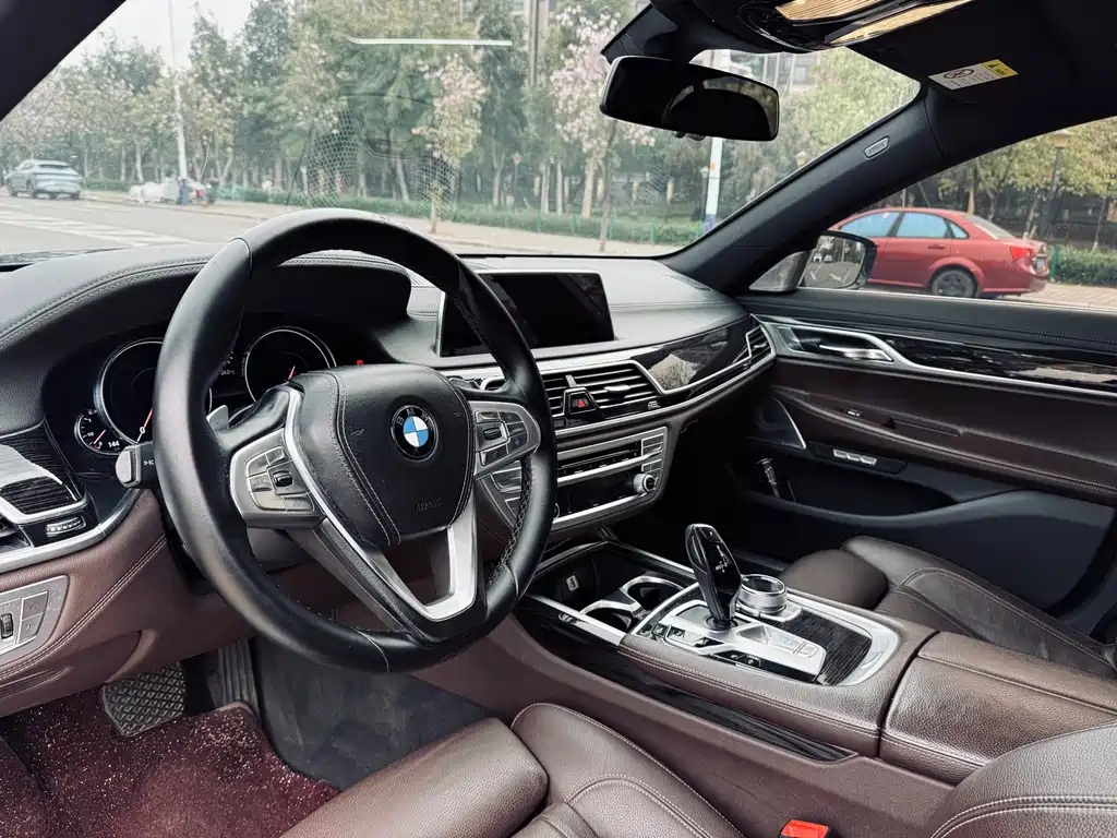 BMW 7 Series 2017 — фото 16