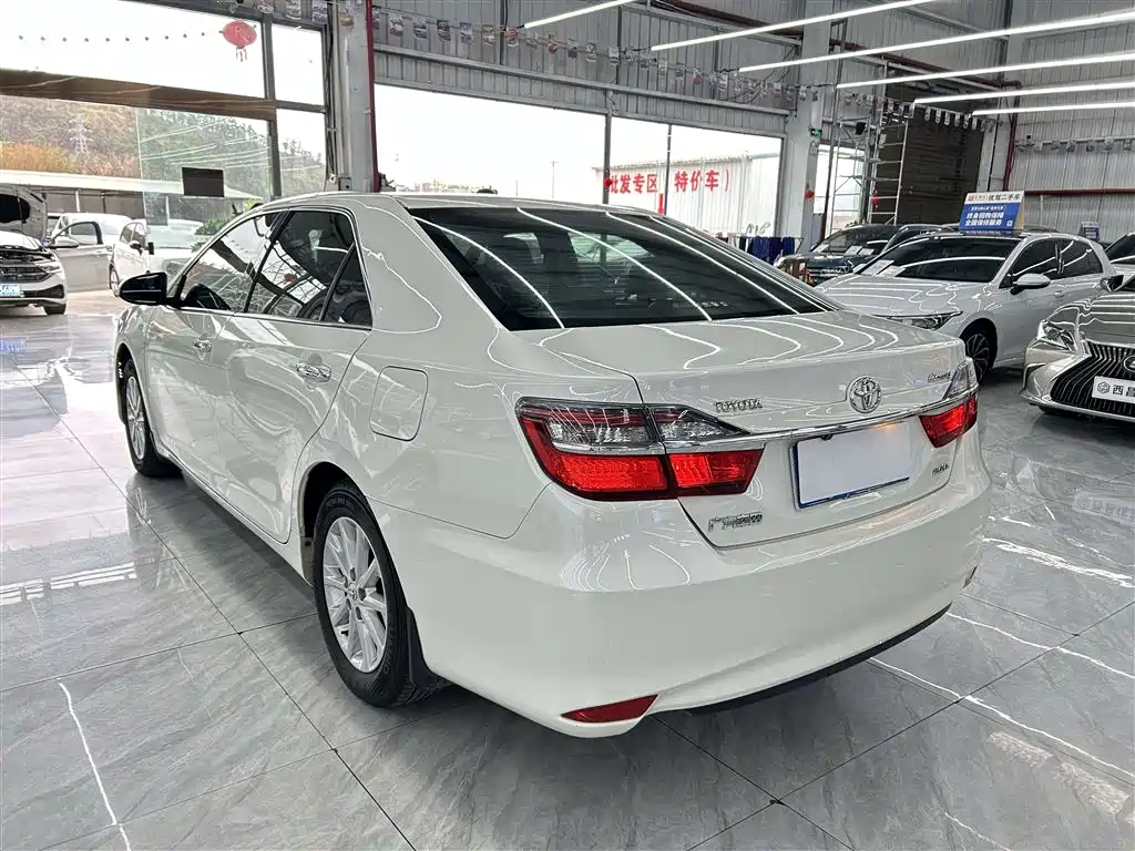Toyota Camry 2017 — фото 6