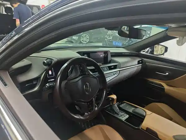 Lexus ES 2021