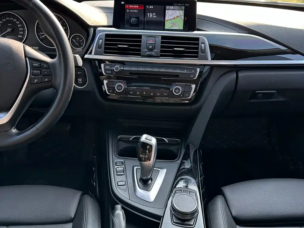 BMW 3 Series 2019 — фото 22