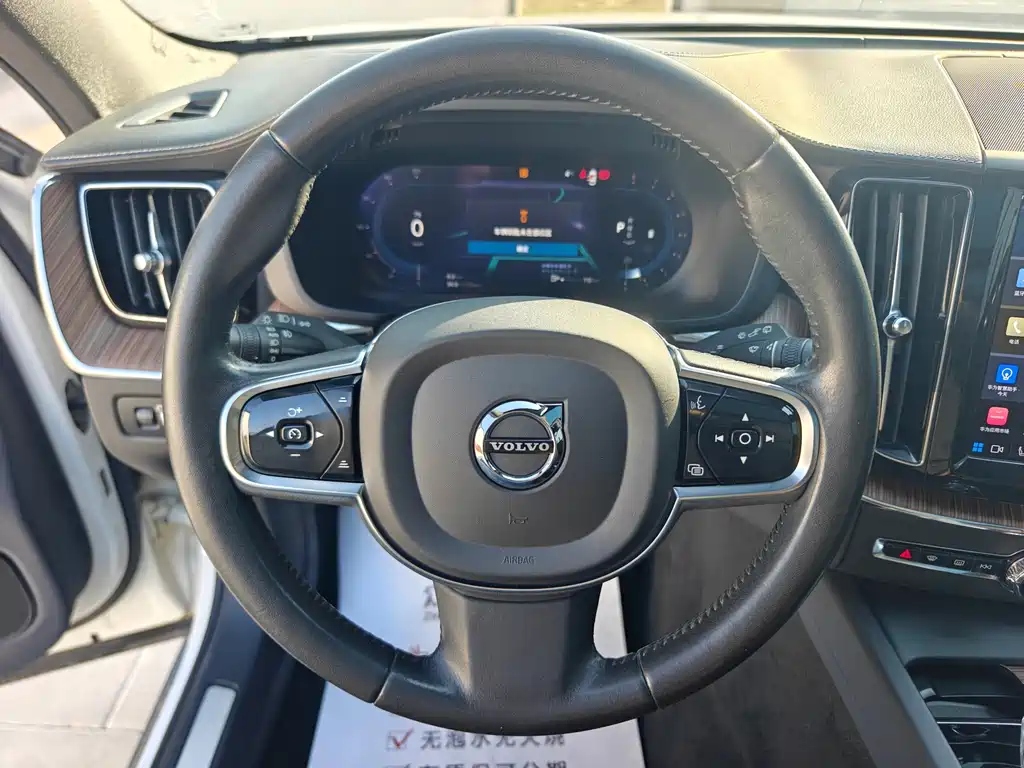 Volvo XC60 2022 — фото 13