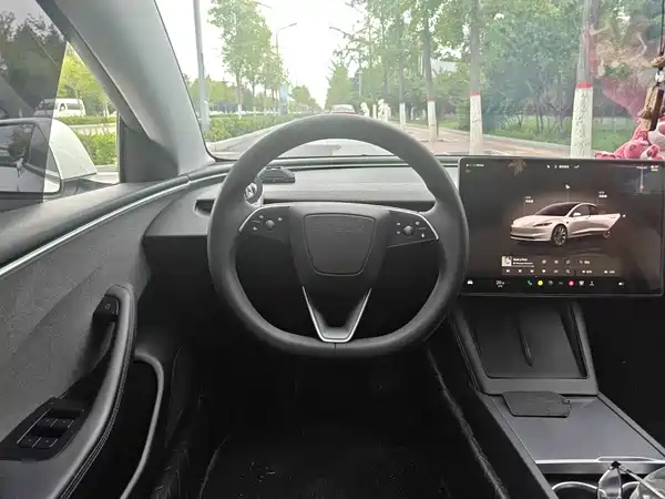 Tesla Model 3 2024