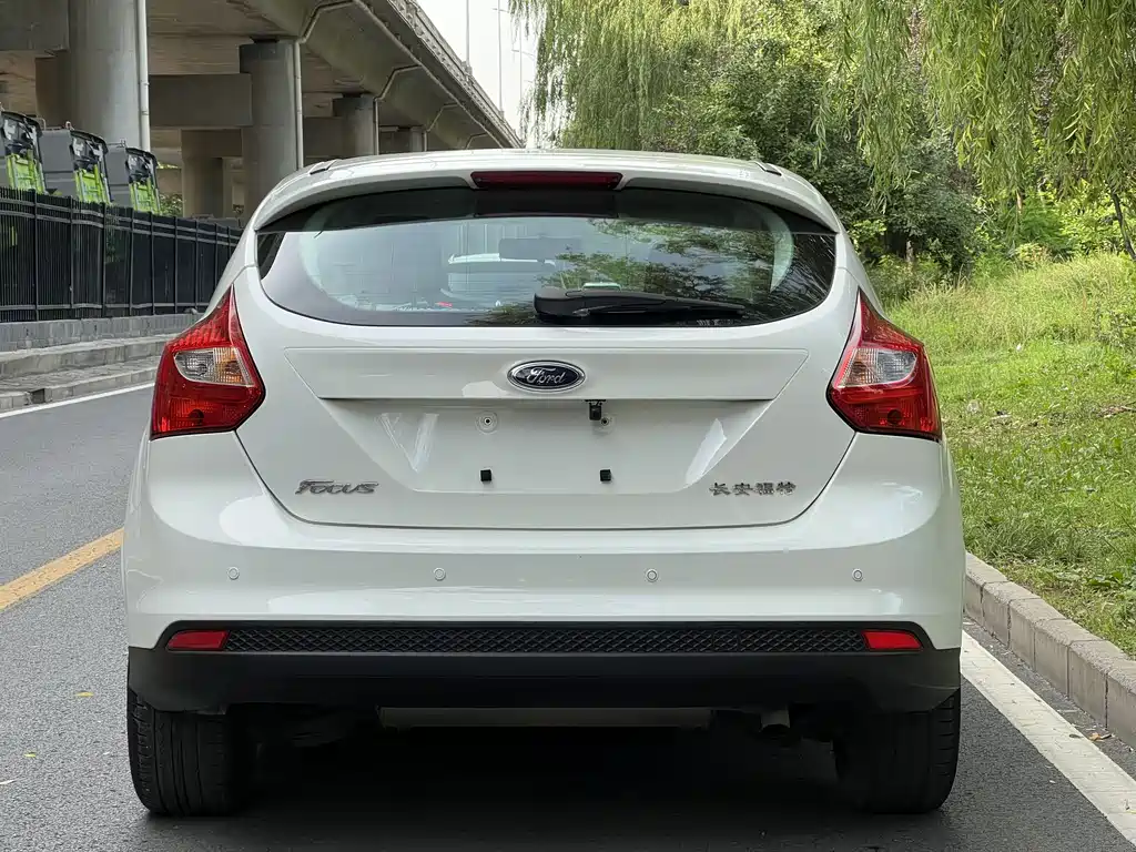 Ford Focus 2015 — фото 10