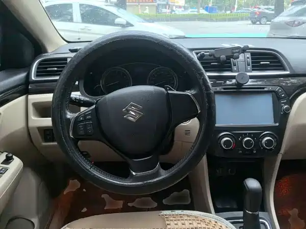 Suzuki Qiyue 2015