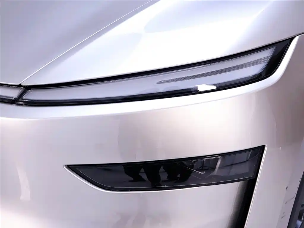 Tesla Model Y L 2025 — фото 4