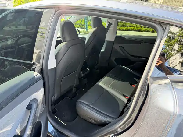 Tesla Model Y 2025