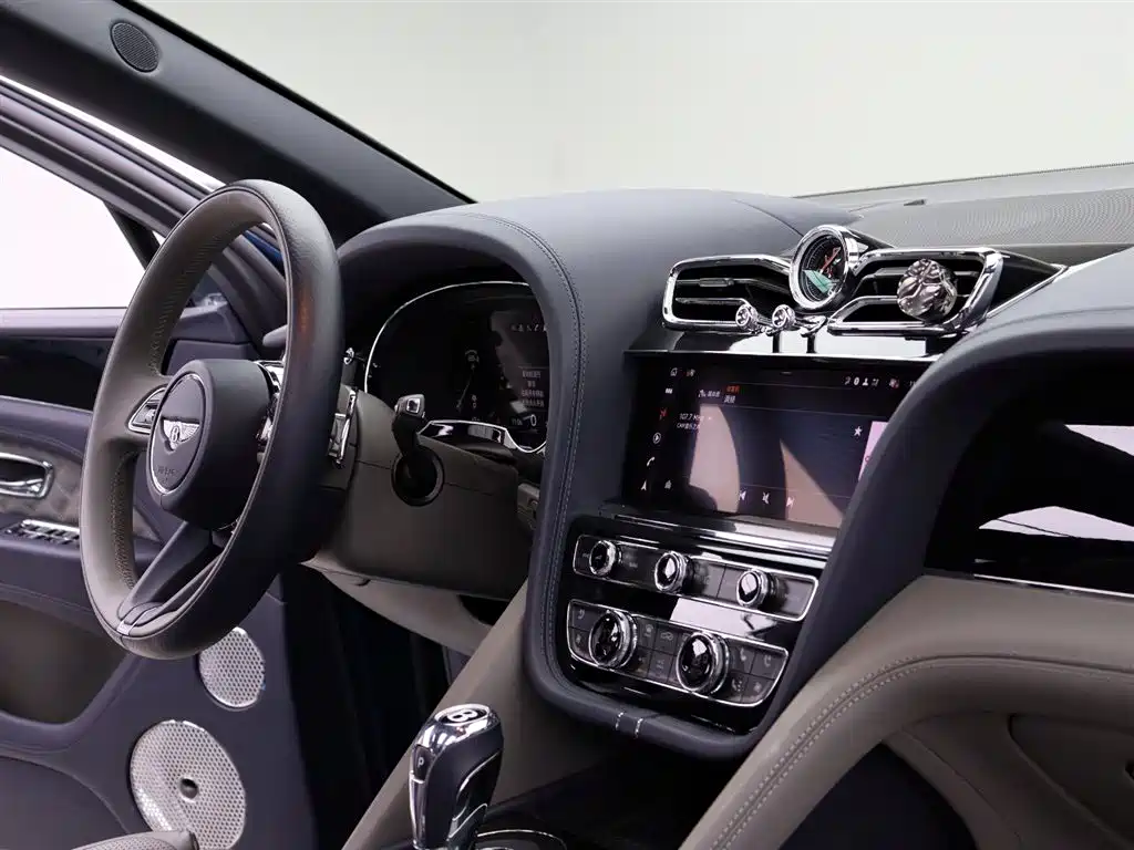 Bentley Bentayga 2022 — фото 15