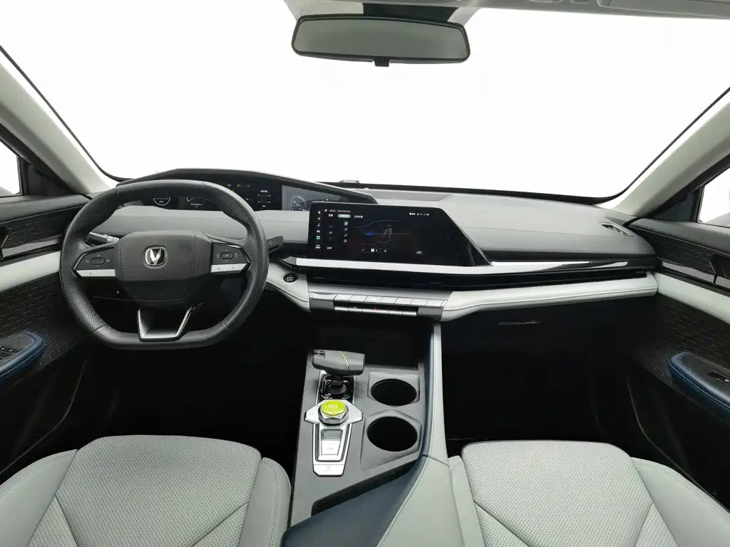 Changan UNI-V Smart Electric Idd 2023 — фото 5