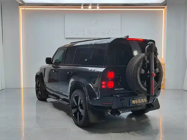 Land Rover Defender 2024