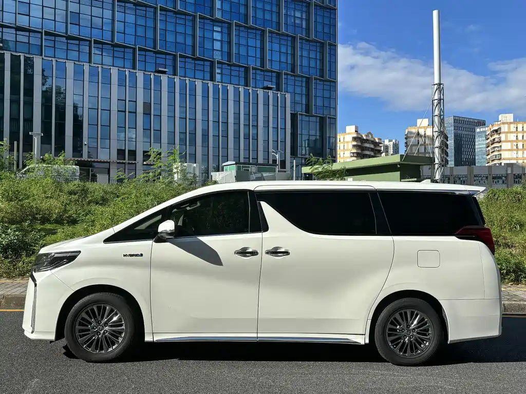 Toyota Alphard 2023 — фото 27