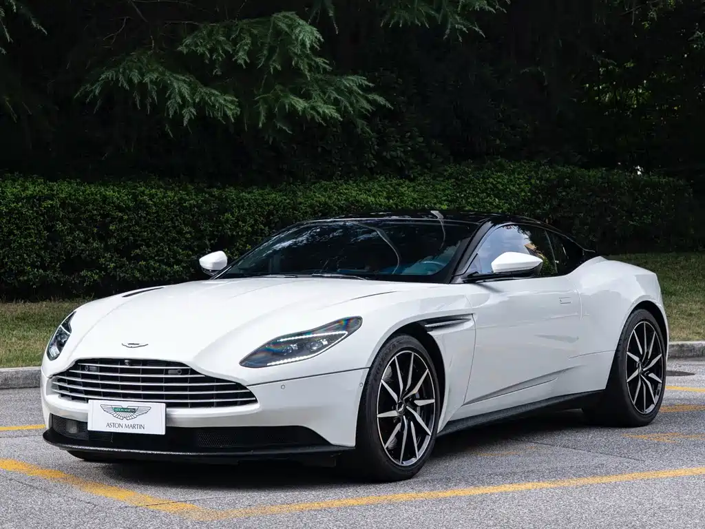 Aston Martin DB11 2021