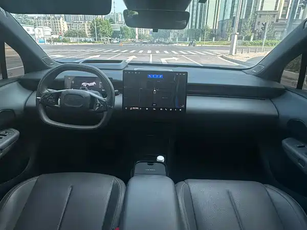 Lynk & Co Z20 2025