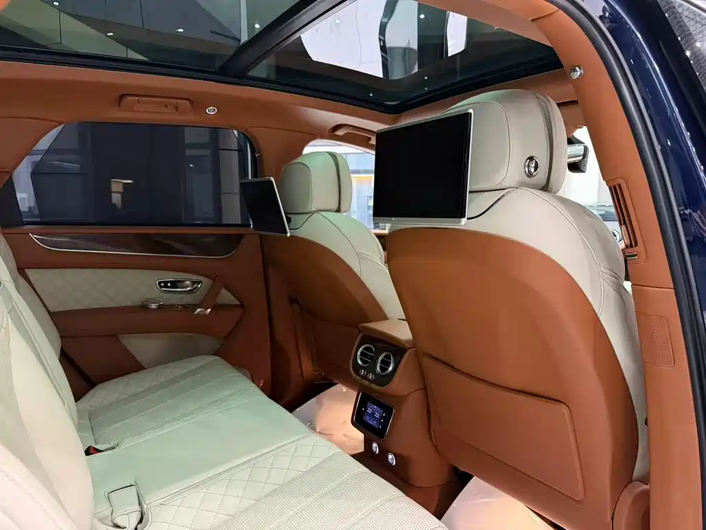 Bentley Bentayga 2017 — фото 15