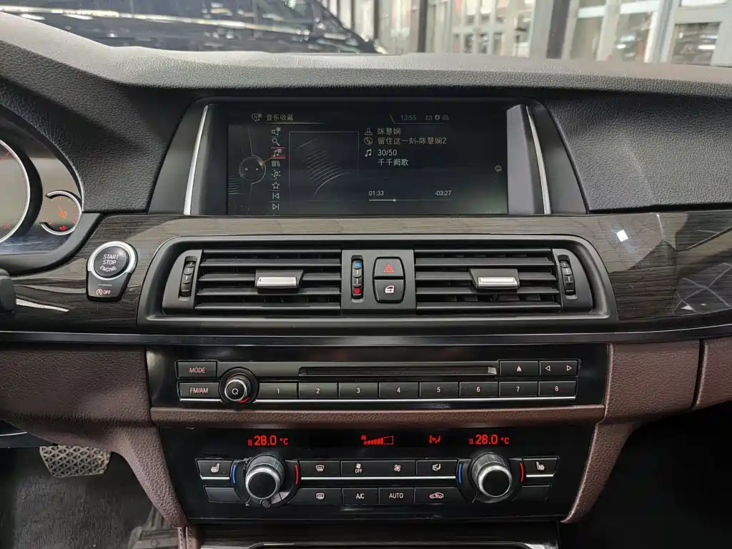 BMW 5 Series 2015 — фото 11