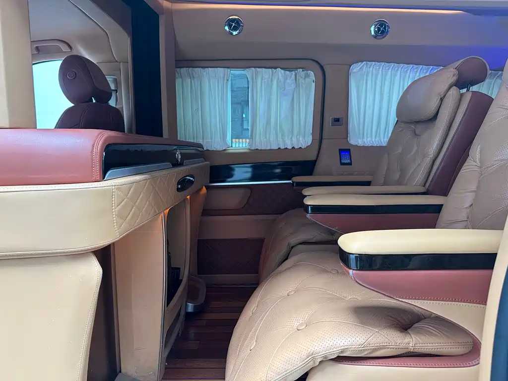 Mercedes-Benz V-Class 2019 — фото 13