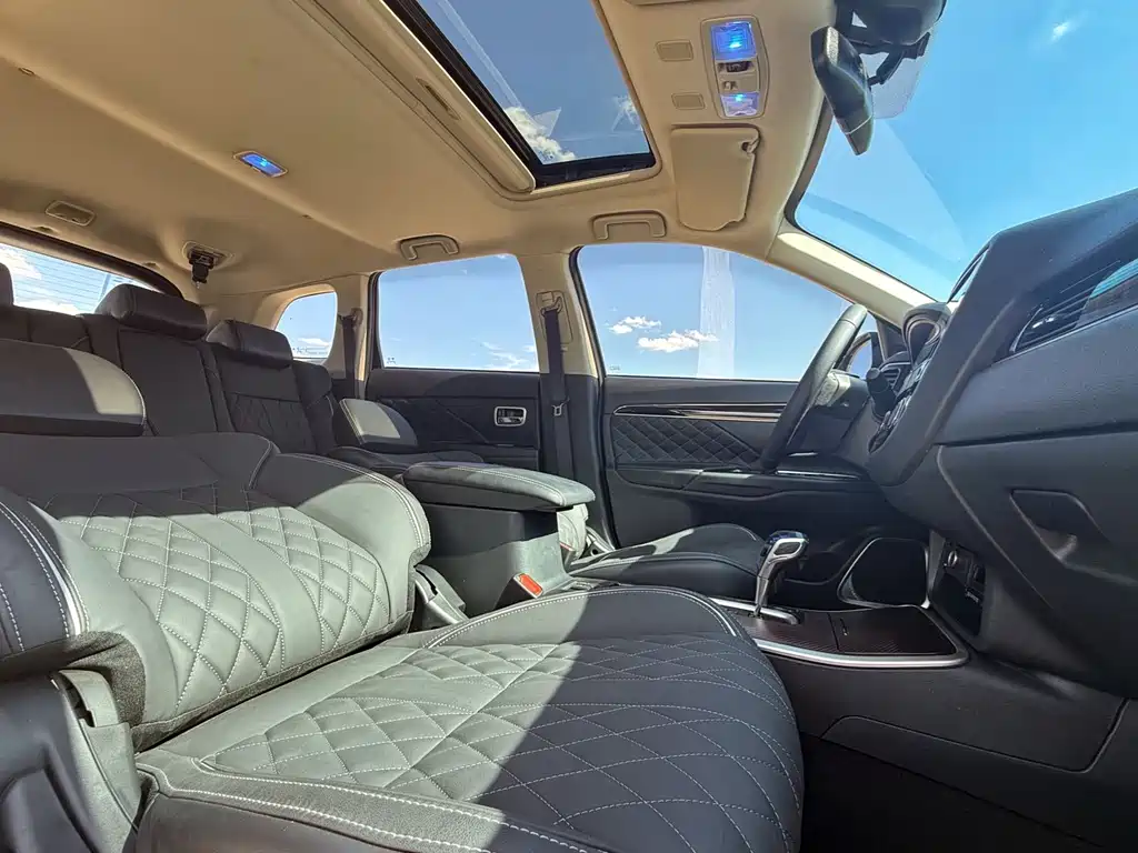 Mitsubishi Outlander 2021 — фото 10